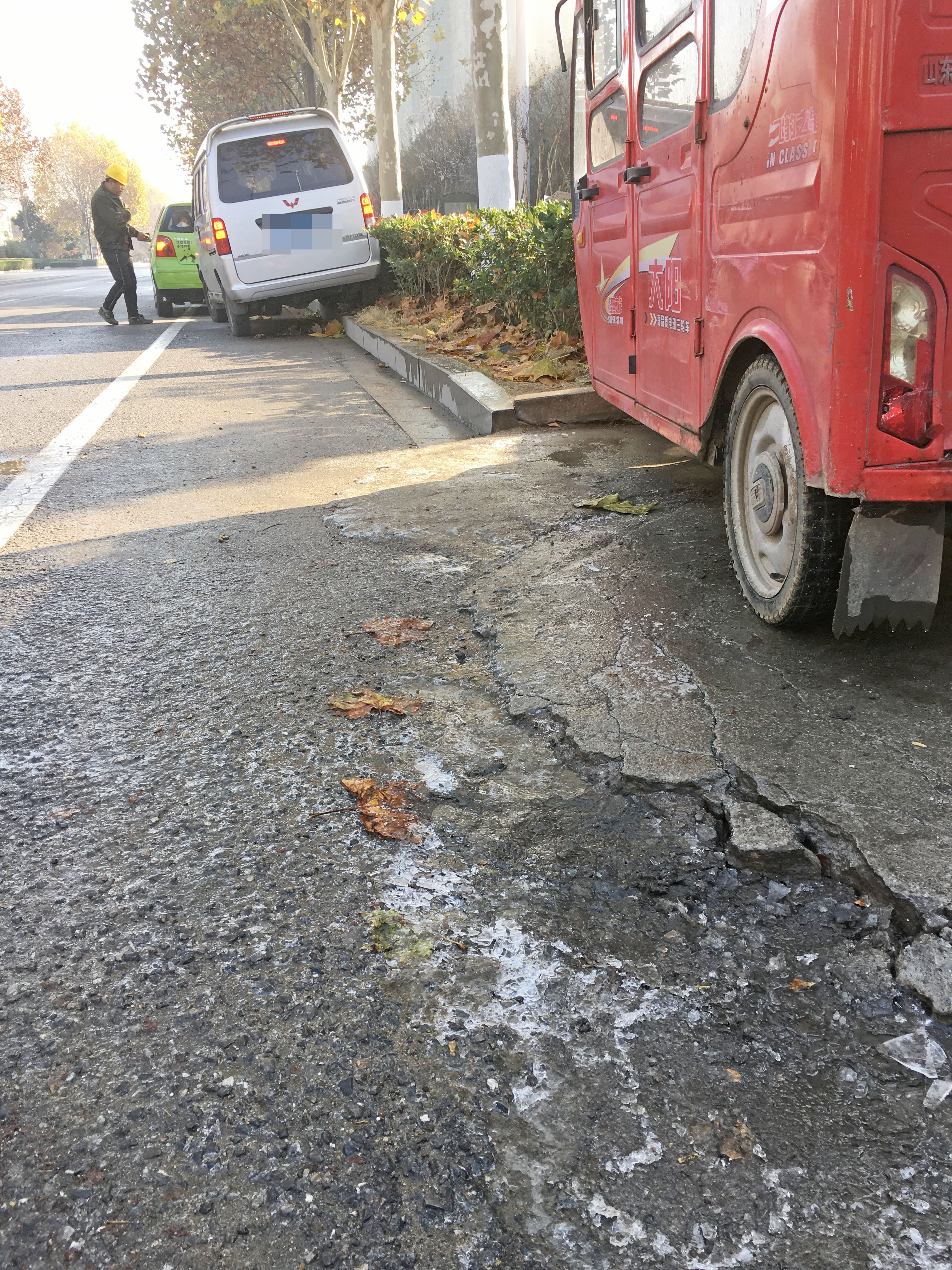 因道路结冰,经开区掌舵东岸二期建筑工地门前车祸频发.