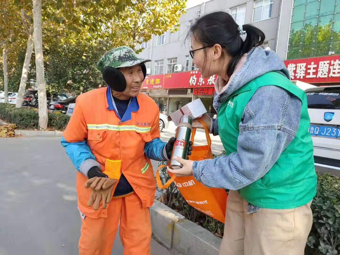 深圳环卫工人“爱心餐”上线——人民政协网