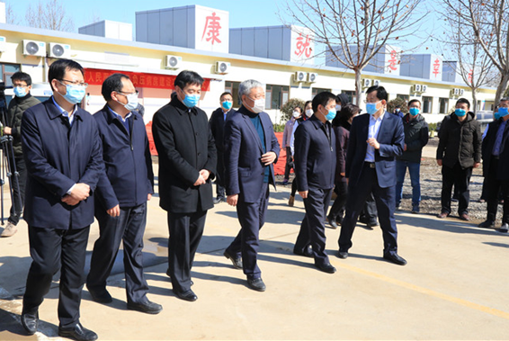 交工仪式上,天元集团总裁赵纪峰,临沂市人民医院党委书记衡雪源分别