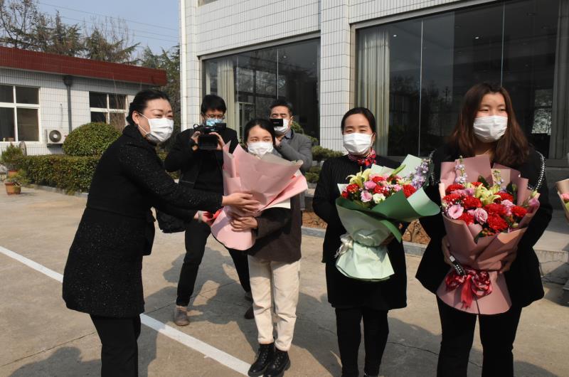 市总工会四级调研员,女职委副主任于建坤送慰问花束