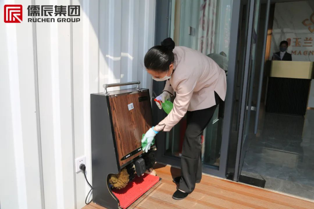 项目上,物业保洁人员正进行清洁和消毒