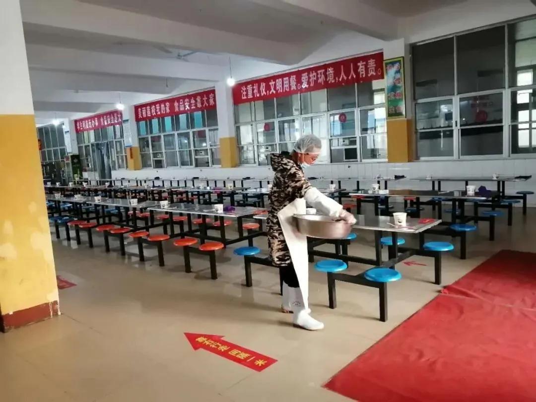初三即将开学孩子在学校怎么吃临沂的食堂都在做这件事