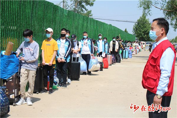 5月20日早上6点,临沂李官中学志愿服务队的家长志愿者已在学校道路