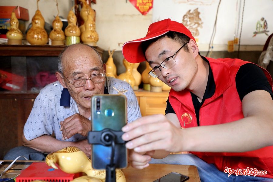 沂南县京东扶贫馆的负责人李中溪毛遂自荐,当起老人的直播老师.