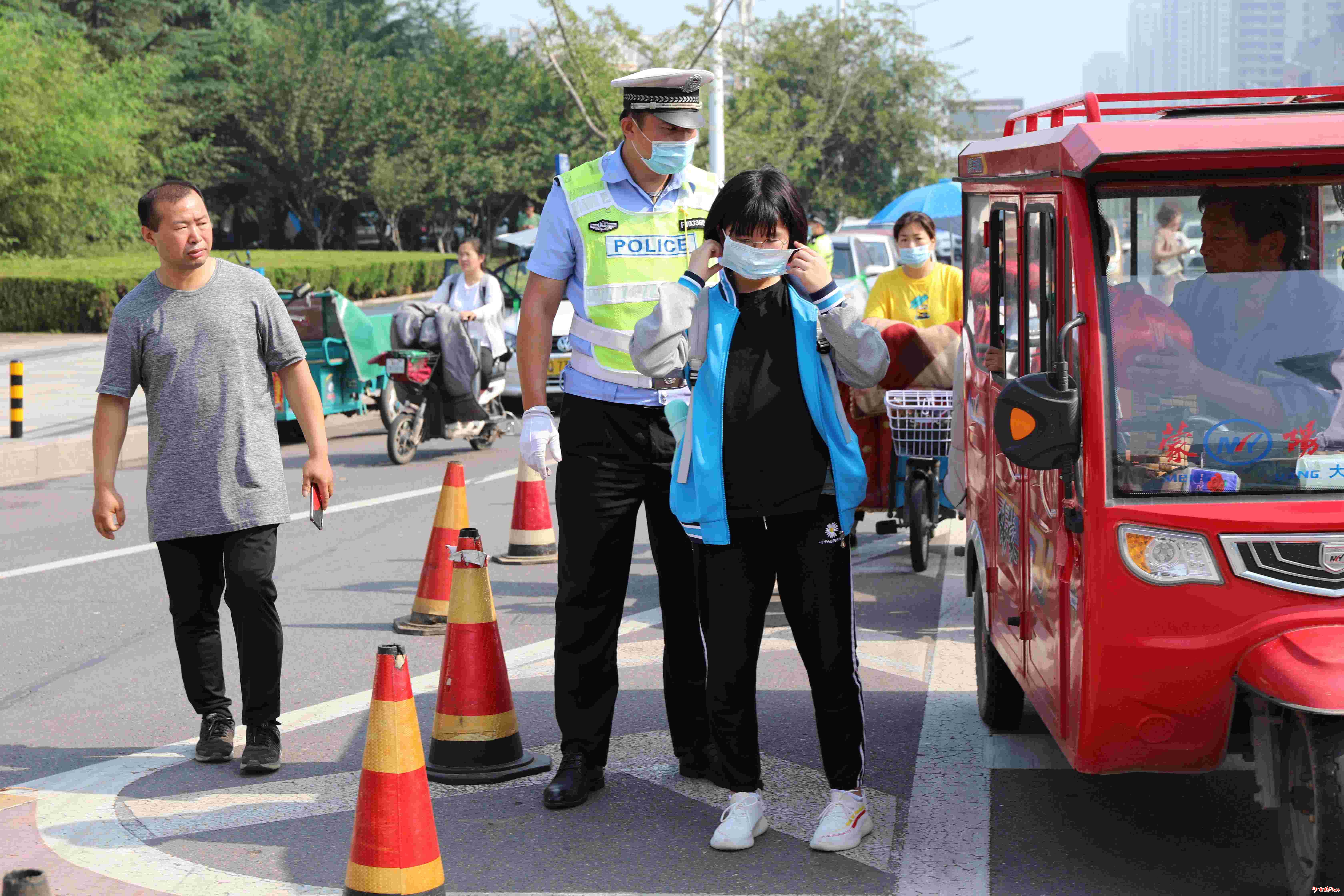 高考首日 临沂交警支队直属三大队为"梦想"护航