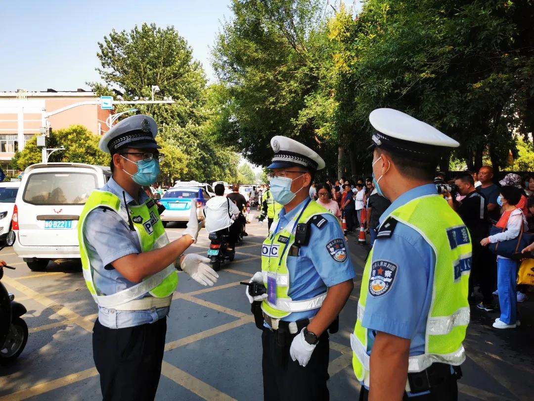 临沂交警直属二大队为考生保驾护航