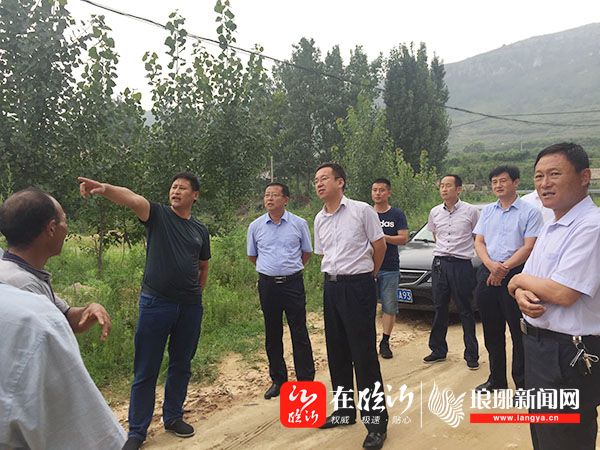 李永刚在现场听取了相关负责人的情况介绍,并和当地群众进行了交流