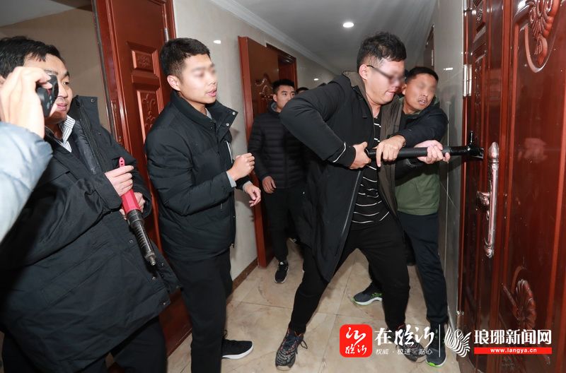 市公安局扫黑办组织莒南警方和兰陵警方展开抓捕,民警冲进刘一林的