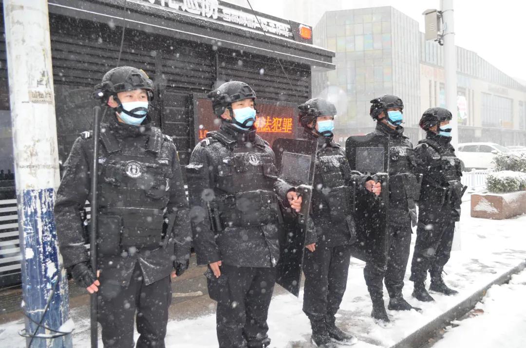 【罗庄公安】民警变"雪警" 雪中执勤忙不停