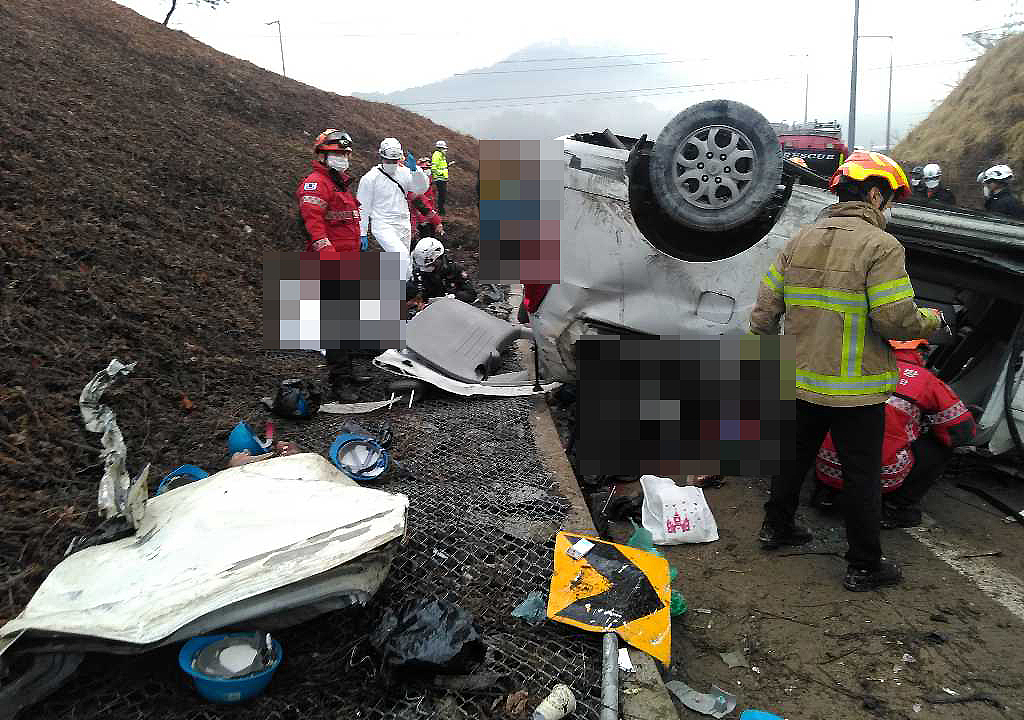 韩国一高速路段发生严重车祸,已致中国公民6死4伤