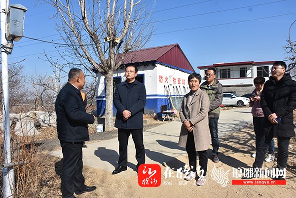 2月8日上午,副县长秦元东到蒙阴街道视察防火工作.