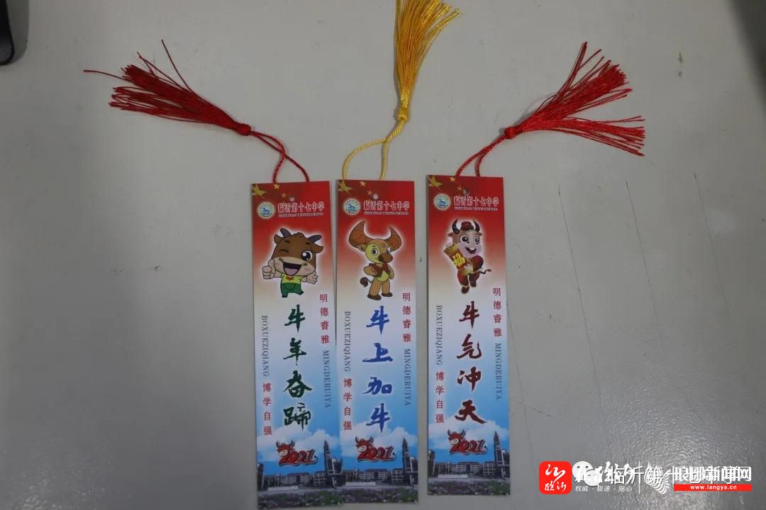 每班选派一名欢迎大使手持牛年吉祥物"牛娃",在学生入校时笑脸相迎每