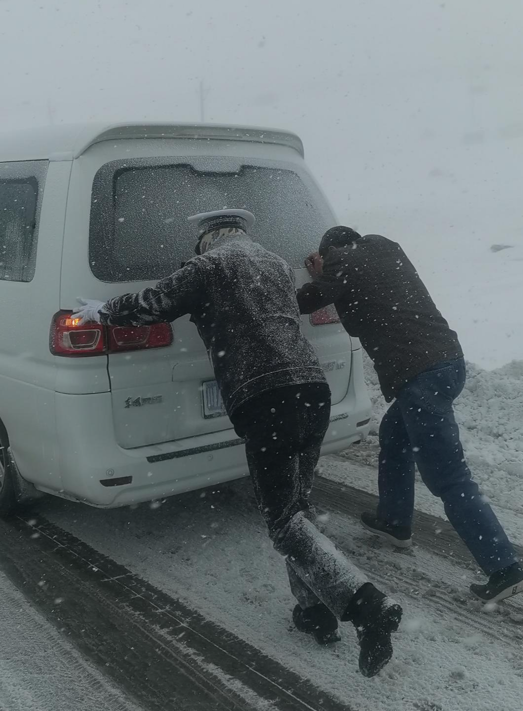 四川折多山上的雪雕交警找到了他是24岁的藏族帅小伙