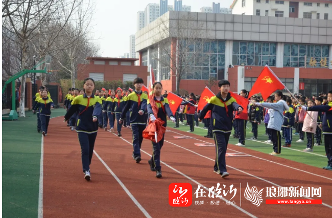 临沂岔河小学举行"向英雄致敬 向榜样学习"主题升旗仪式