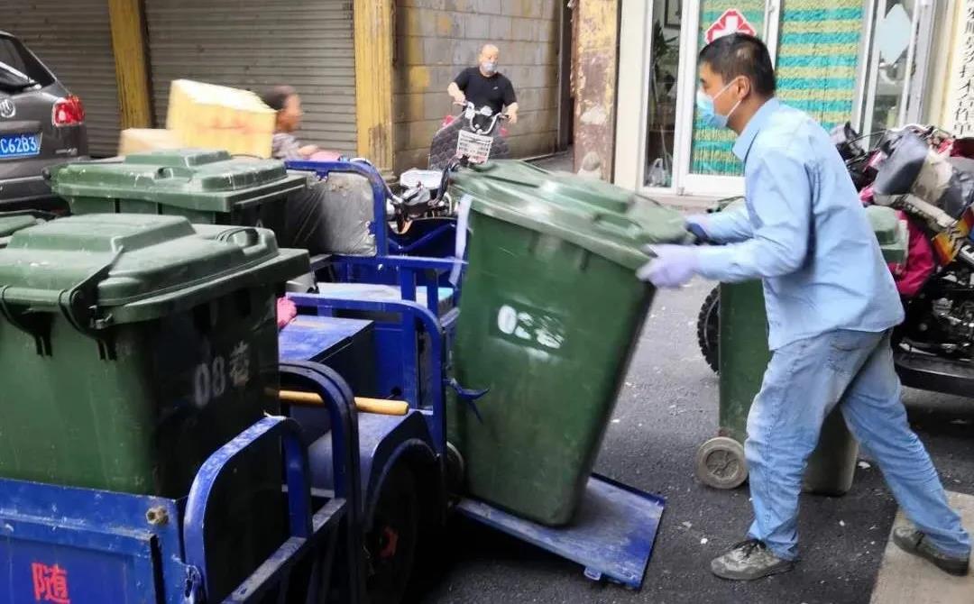 致敬最美劳动者之临沂环卫集团卜庆东一肩挑起双岗重任扎根一线演绎