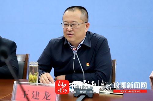 镇党委书记王建龙同志结合个人学习感悟,指出广大党员干部要立足实际