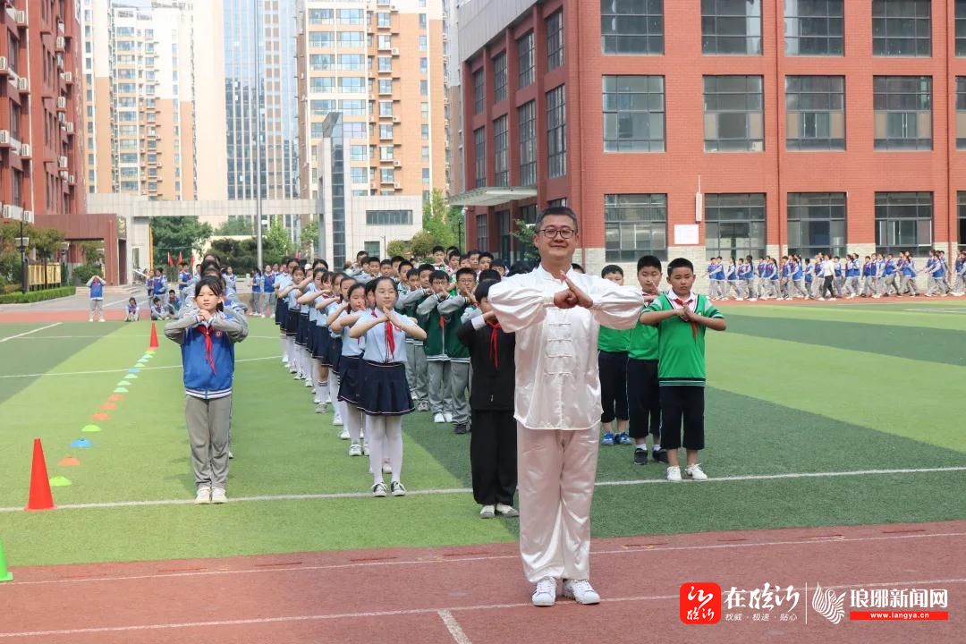 阳光少年武动校园临沂二小南京路校区举行武术操比赛