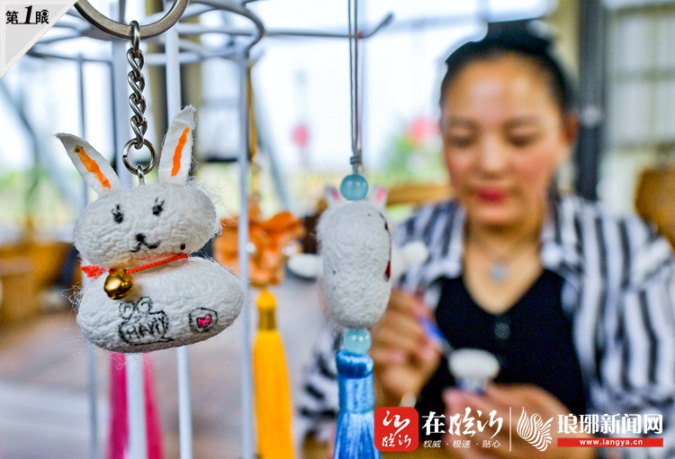 蚕茧可以做成精美的手工艺品.