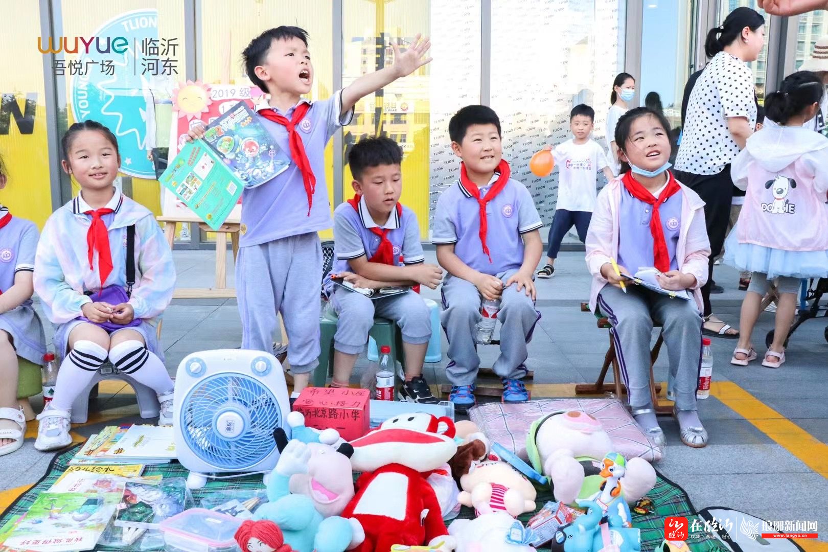衣旧情深，让爱暖冬--香市小学家长志愿服务队开展衣服募捐活动_衣物_爱心_整理