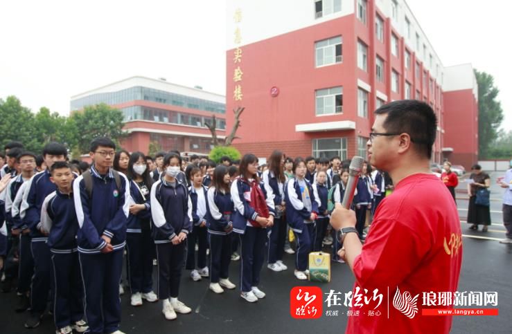临沂市兰山区半程中学教务主任李玉杰给考生送上勿忘安全,远离水域的