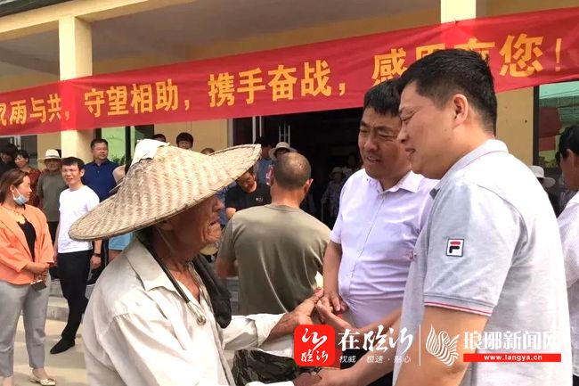 三载任职奉献一生情系神山市派第一书记李华锋周彦彬离任返岗村民夹道