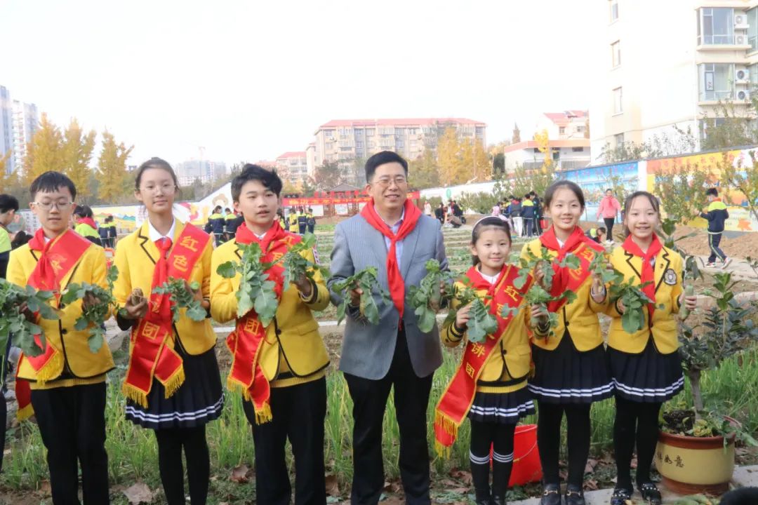 幸福农场的幸福之约临沂玉龙湾小学举行校园丰收节