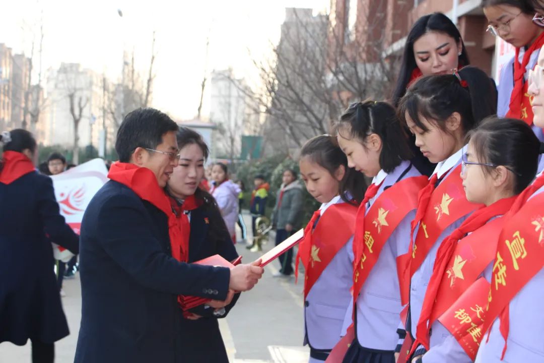 品德如玉章显风采临沂玉龙湾小学举行开学第二周主题升旗仪式