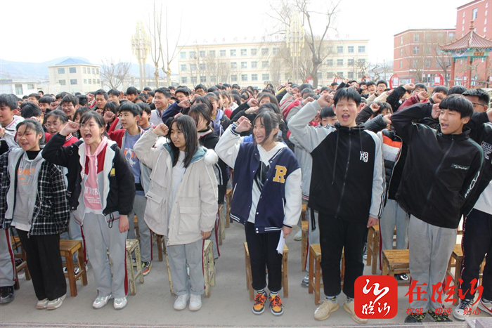 流峪中学举行决战中考百日誓师大会