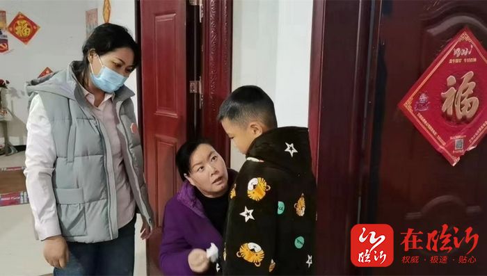 在买鞋子的时候,细心地庄前艳发现,因为少人照顾,最