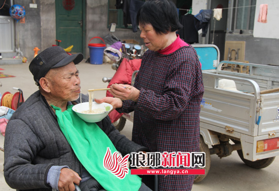 吴景勤照顾公公吃饭.