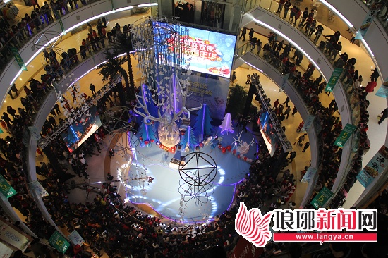 24日晚,不少商超推出圣诞庆祝活动,其中和谐广场举办的圣诞节演出活动