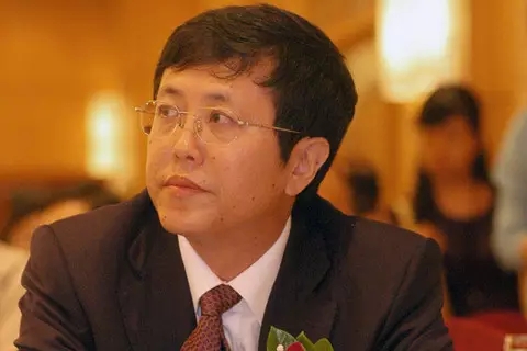 王品刚因为公告中未有"因病去世"字样,网上媒体转载公告时声称死亡