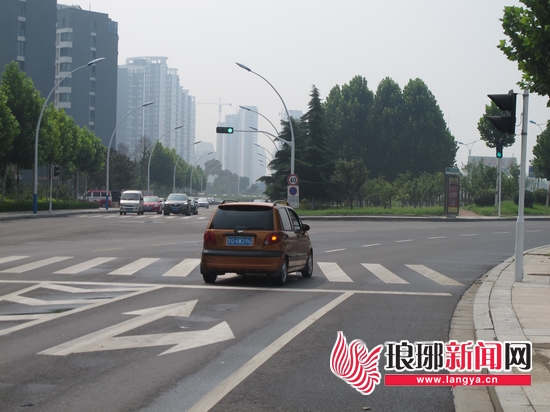 临沂这个路口有两个信号灯直行右转须各看各灯