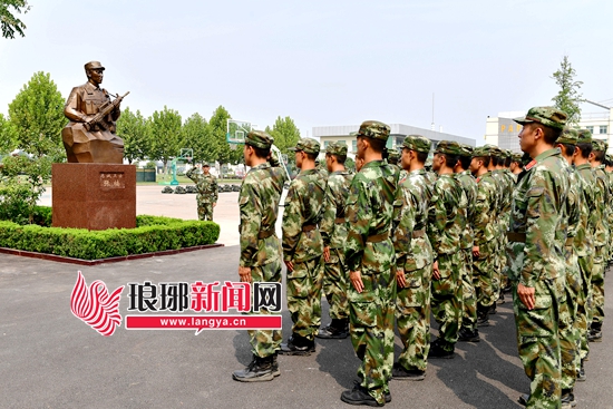 蒙山沂水长留生前浩气,苍松翠柏堪慰逝后忠魂.