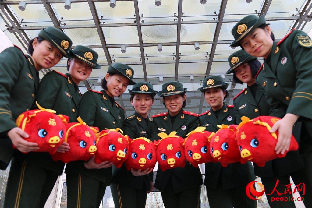 接福喽武警官兵给全国人民送祝福