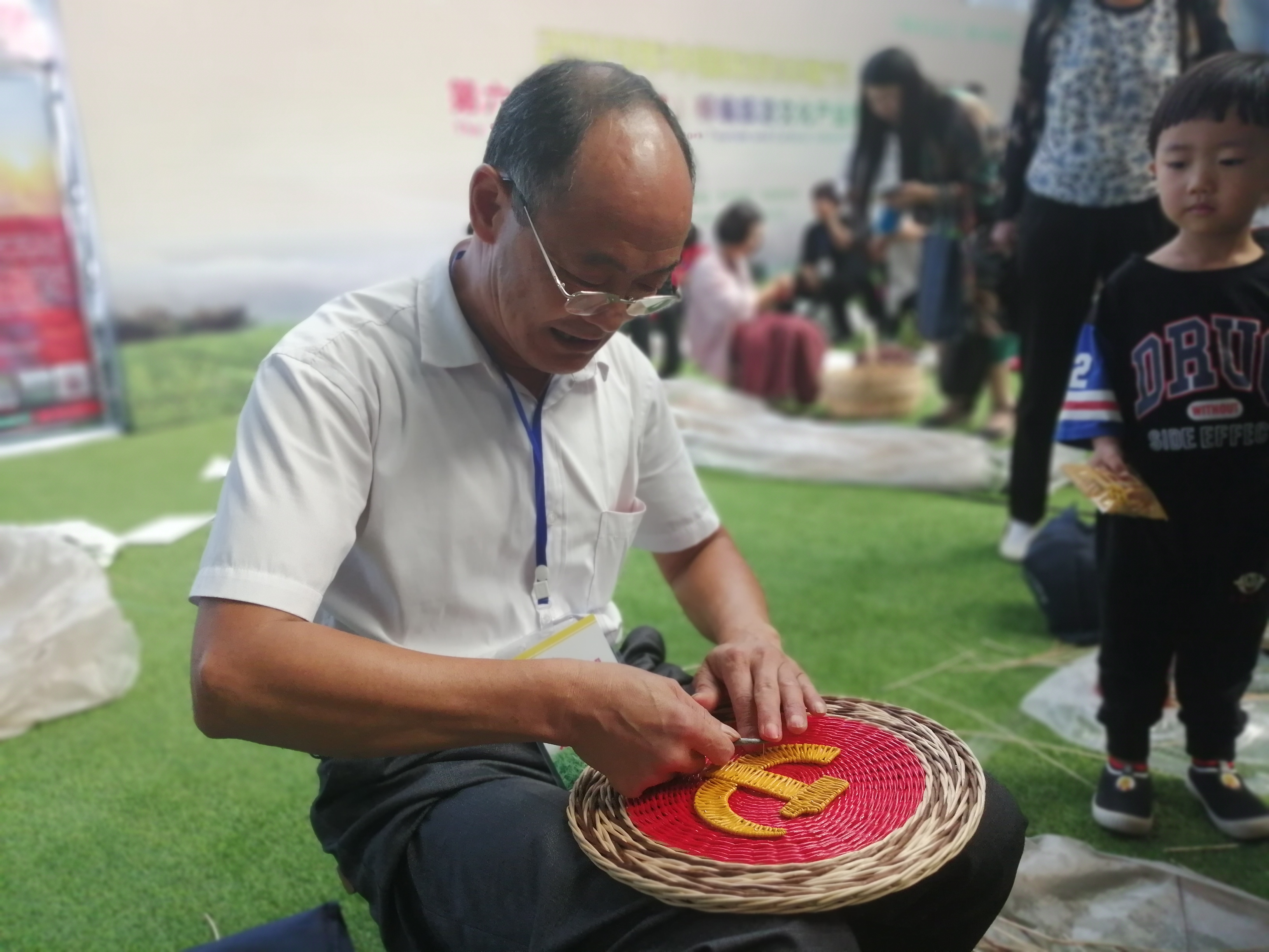 编织党徽迎国庆