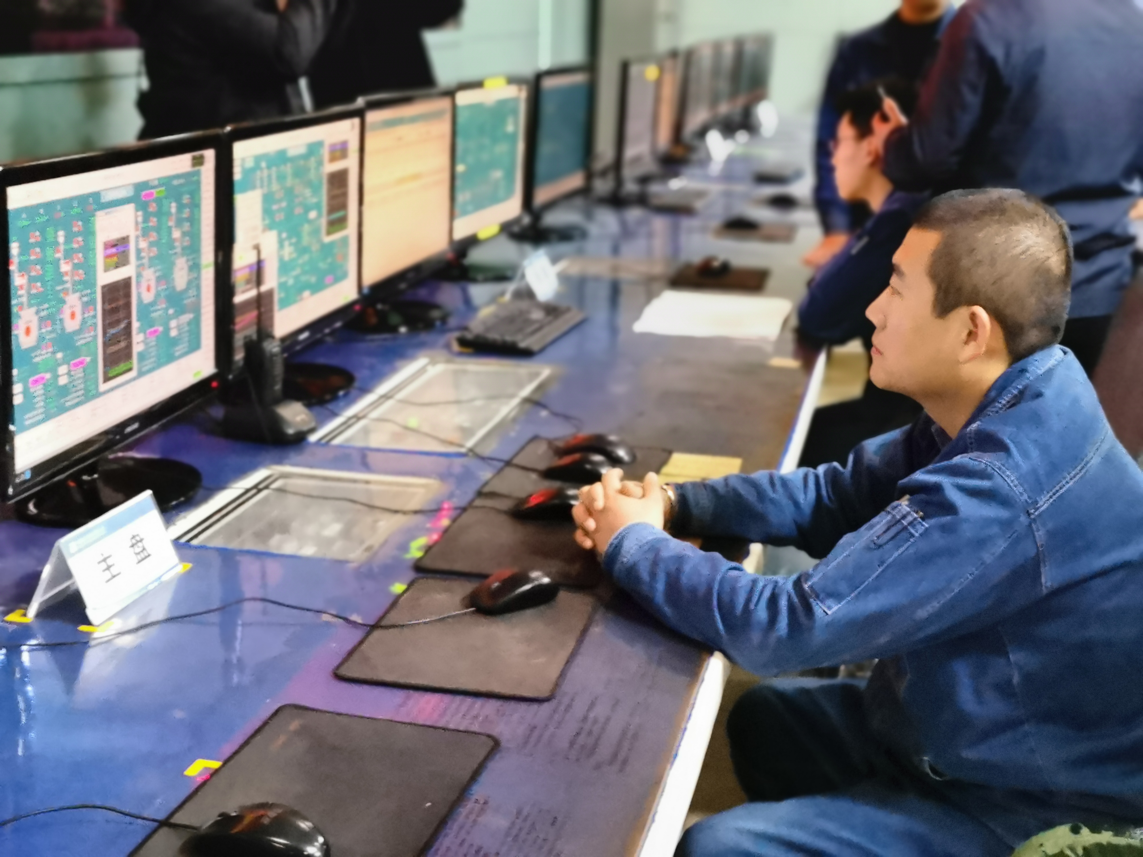 华能热电厂的发电机组集中控制室