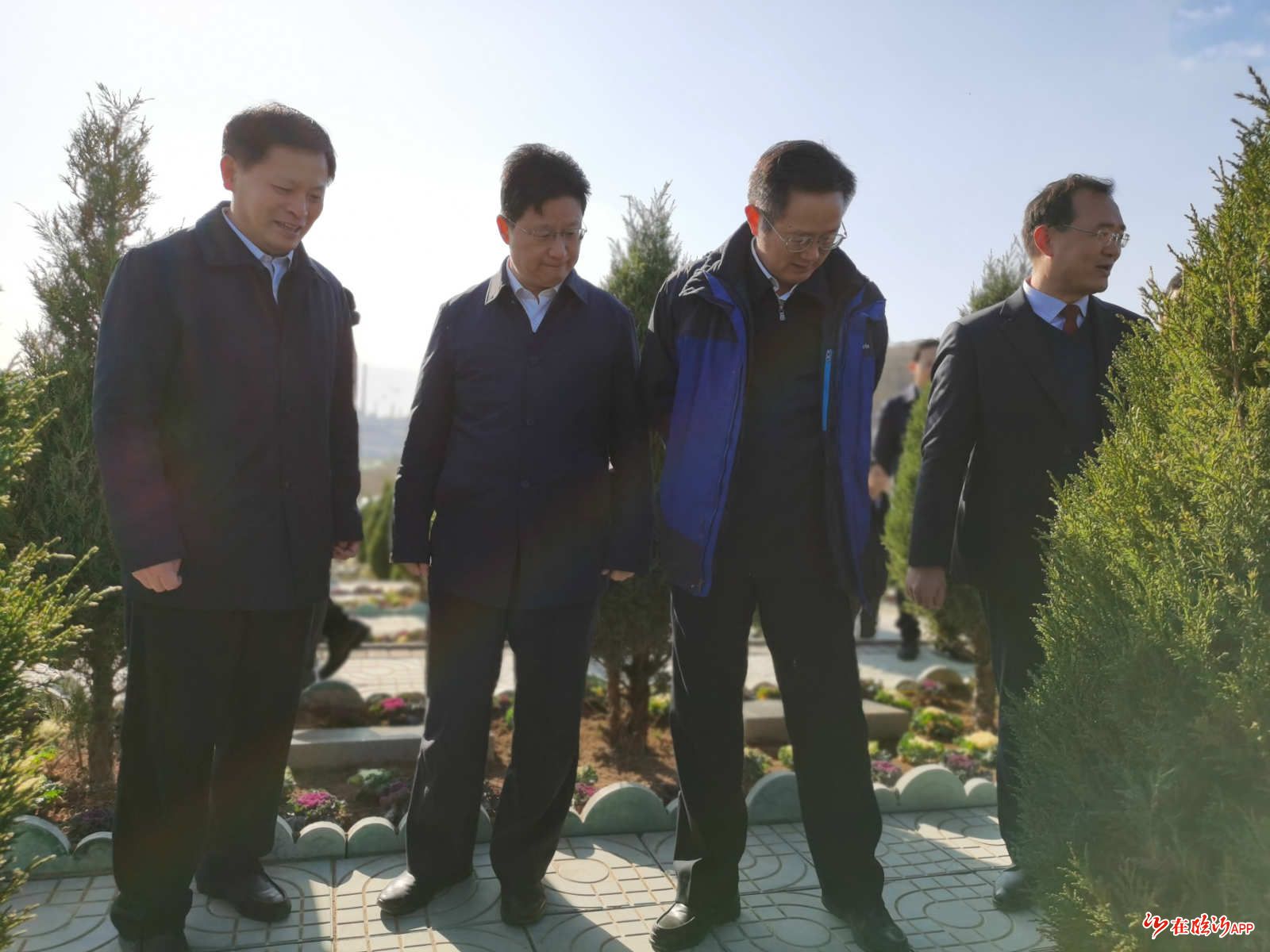 在沂水县许家湖镇长山公墓,许家湖镇党委书记武传亮介绍情况.