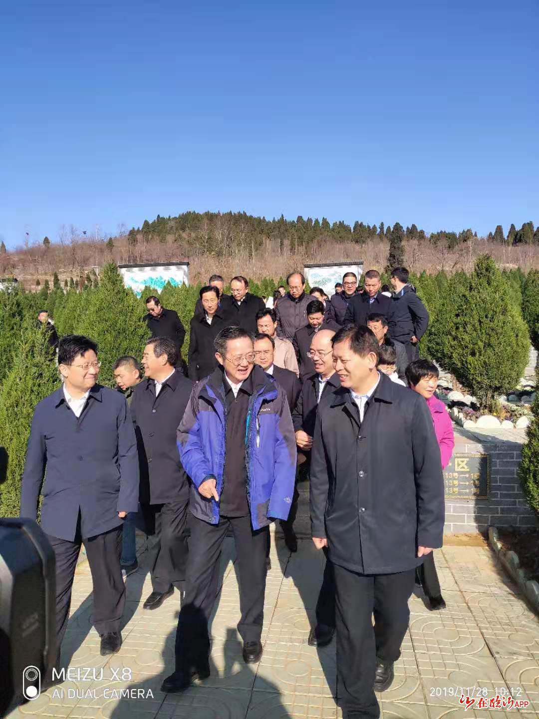 在沂水县许家湖镇长山公墓,许家湖镇党委书记武传亮介绍情况.