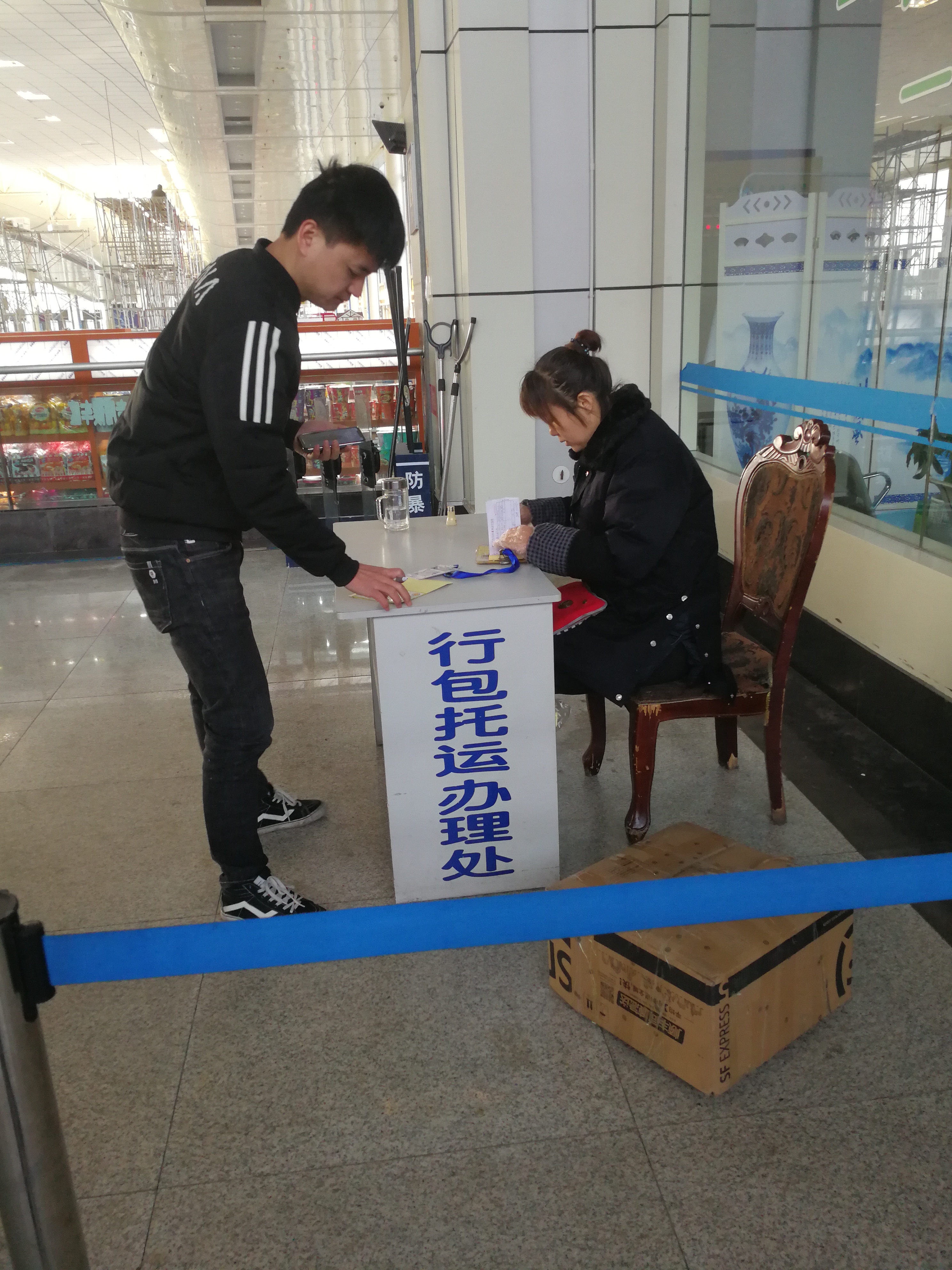 一位市民在办理行李托运