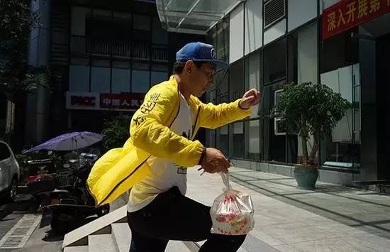 外卖小哥奔跑在大街小巷的最美风景线