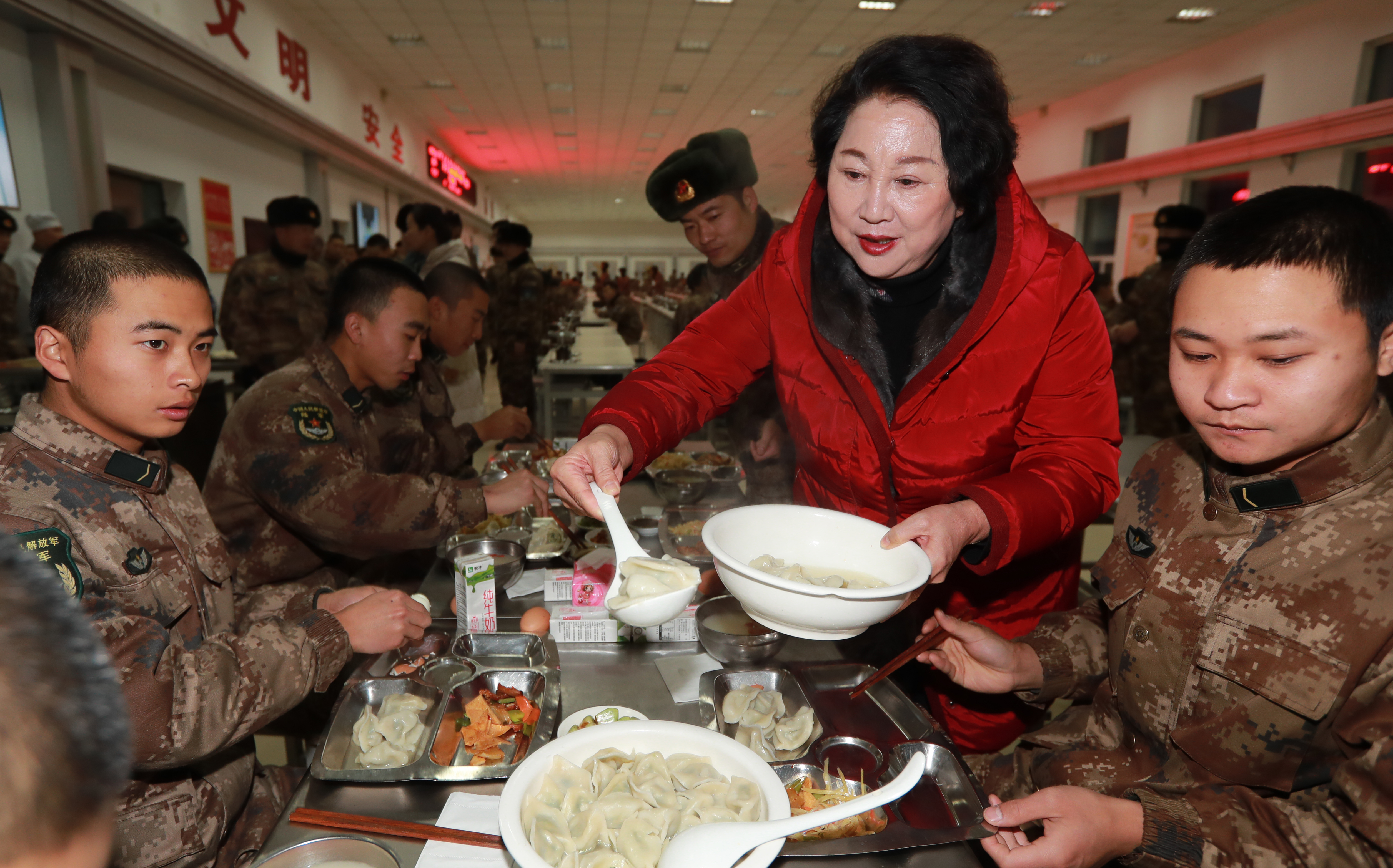 "兵妈妈"朱呈镕 7000斤水饺送军营-在临沂