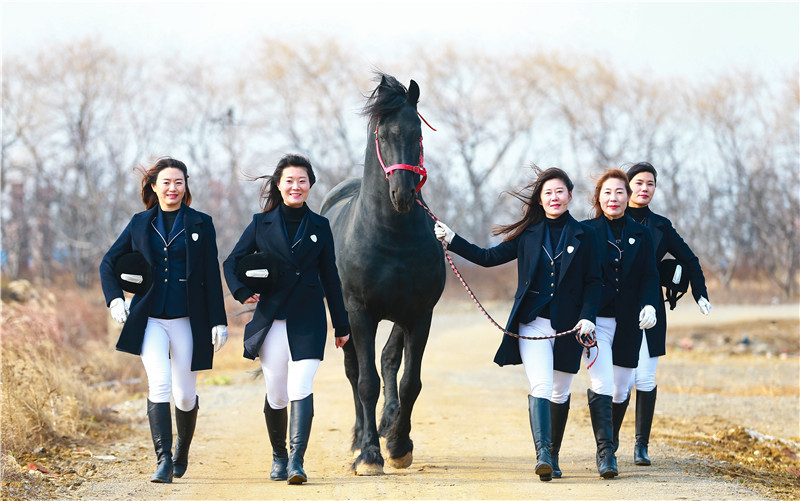 演绎别样风情的马背玫瑰山东临沂女子骑士队