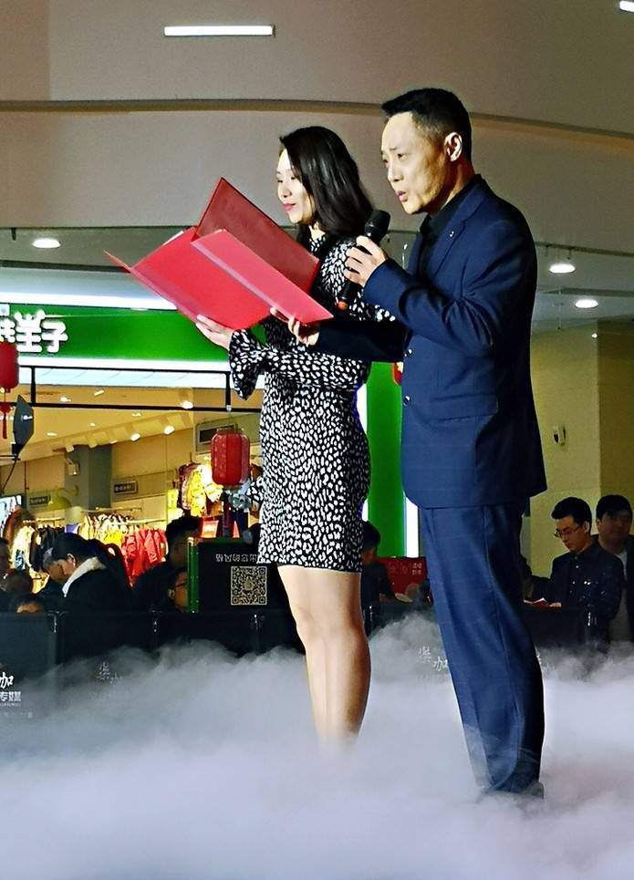 知名演员卢卓婕,时光现身网络春晚 歌颂鲁南高铁