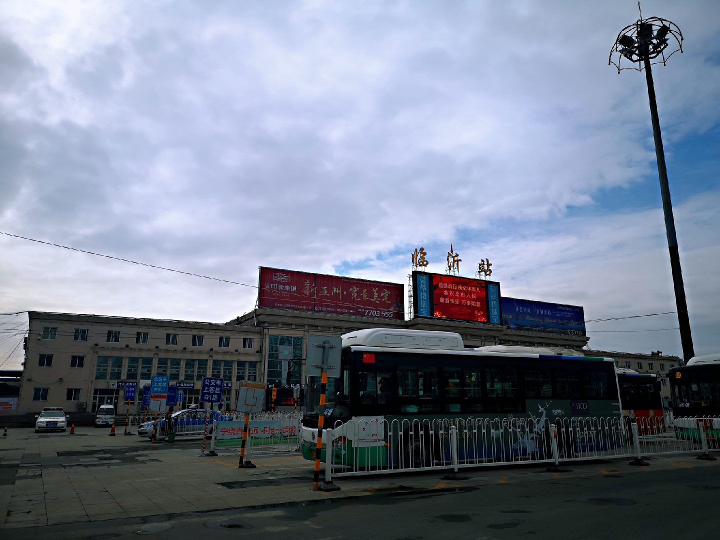 正月初三抗疫情临报融媒记者陶然路火车站替您探街