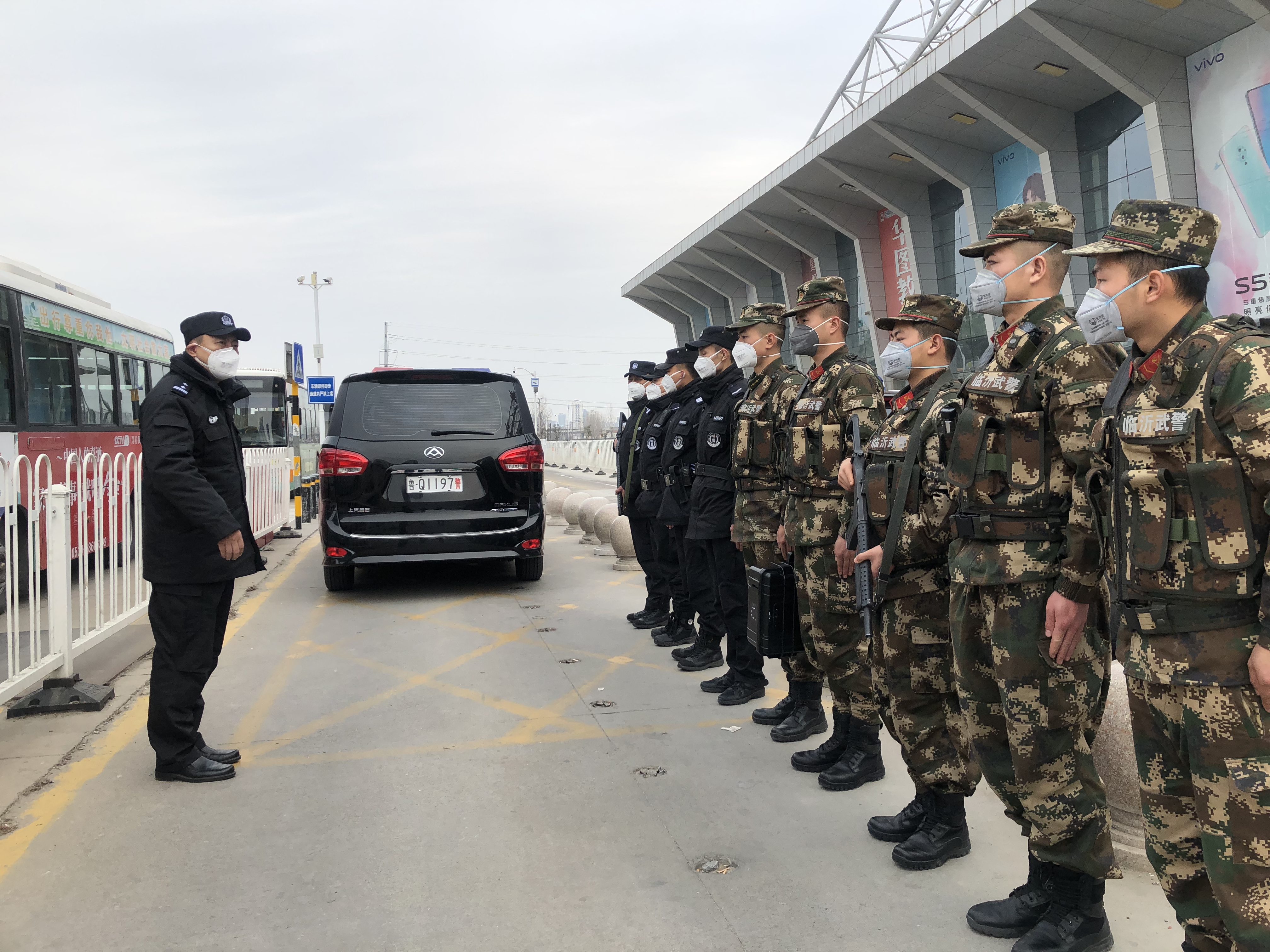 兰山公安合成化巡防战疫情全警种联控护平安