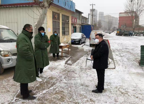 2月6日,莒南縣筵賓鎮略莊村值班人員冒雪為進村的車輛進行消毒.