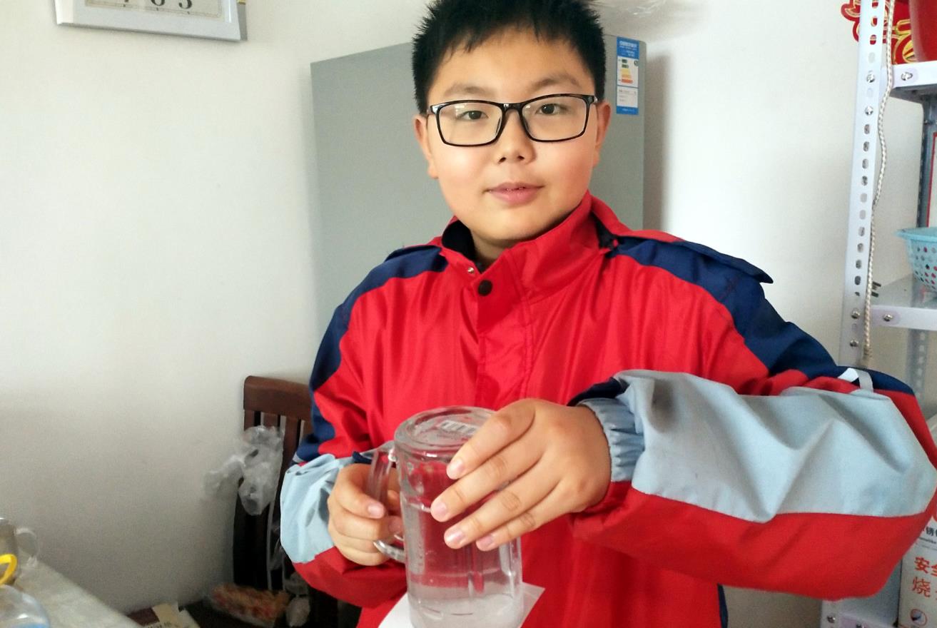 郯城育新中学七年级1班李易轩在做实验临沂第三十中学七年级2班张梦焓