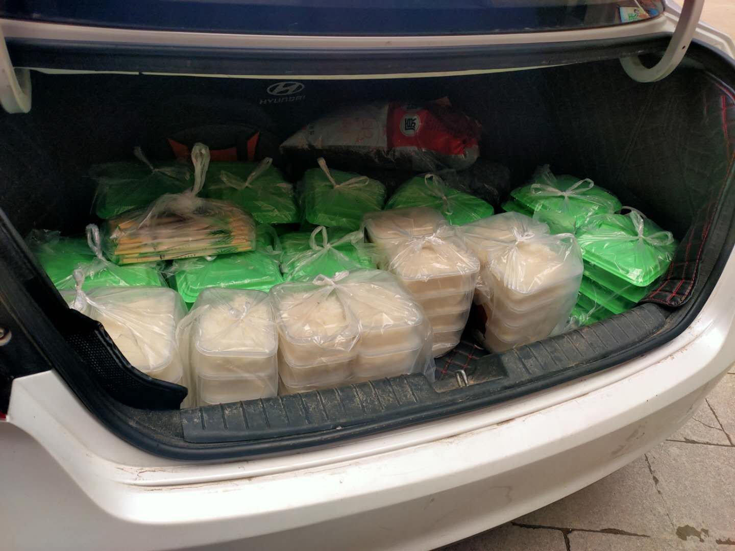 点赞印象费县酒店老板向一线防疫执勤人员送爱心盒饭