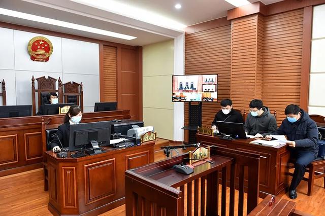 法庭上,法官,书记员戴着口罩,公诉人,被告人席位空无一人,取而代之的